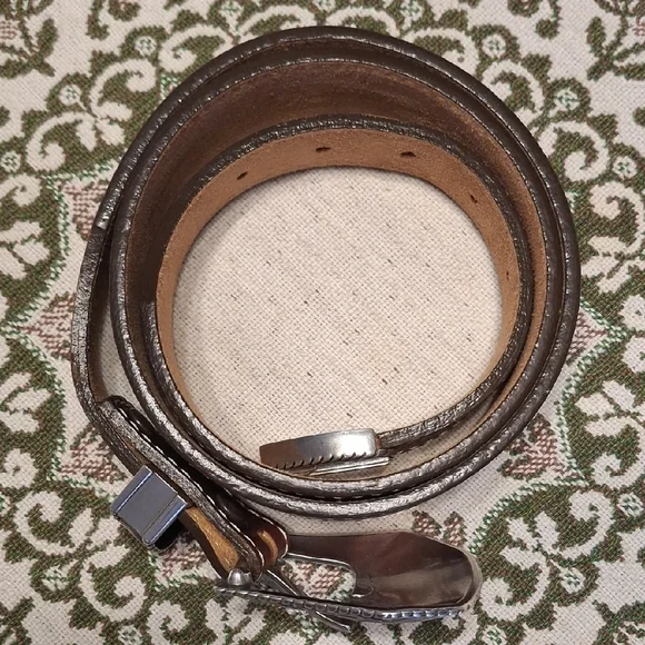 Elegant Brown Leather Belt with Silver Buckle - Picture 4 of 16